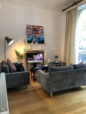 Basic Apartment, 1 Queen Bed, Non Smoking, City View | Living room - 15 Beaufort Gardens Apartments (London)