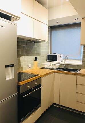 Classic Apartment, 1 Queen Bed, Non Smoking | Private kitchen | Fridge, oven, cookware/dishes/utensils - Clarendon Place Apartment (London)
