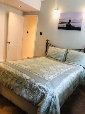 Classic Apartment, 1 Queen Bed, Non Smoking | 1 bedroom, iron/ironing board, free WiFi, bed sheets - Clarendon Place Apartment (London)