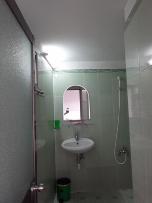 Double Room | Bathroom shower - Hai Thanh 1 (Ho Chi Minh City)