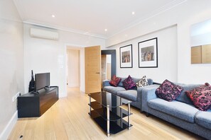 Living area - Forset Court Apartments (London)