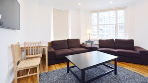 City-Apartment, Mehrere Betten, Nichtraucher, Stadtblick | Wohnbereich