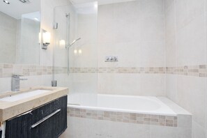 Bathroom amenities - Forset Court Apartments (London)
