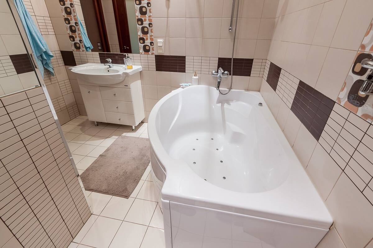 Duschwanne, kostenlose Toilettenartikel, Haartrockner, Hausschuhe