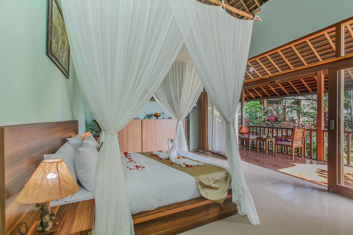 In-room safe, blackout drapes, soundproofing, free WiFi