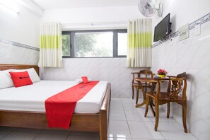 Escritorio, wifi gratis y ropa de cama 