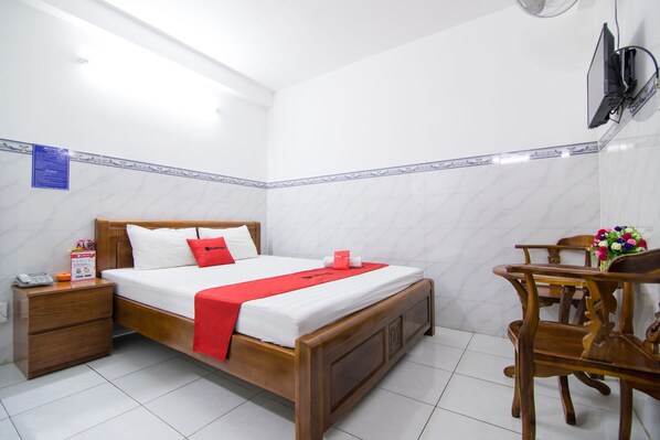 Escritorio, wifi gratis y ropa de cama 