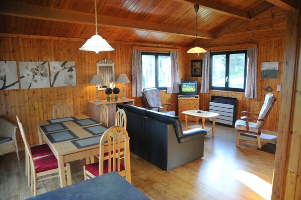 Comfort-Chalet, 2 Schlafzimmer | Wohnzimmer | Fernseher