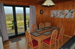Comfort-Chalet, 2 Schlafzimmer | Essbereich im Zimmer