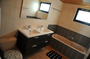 Comfort Chalet, 2 Bedrooms | Bathroom | Shower