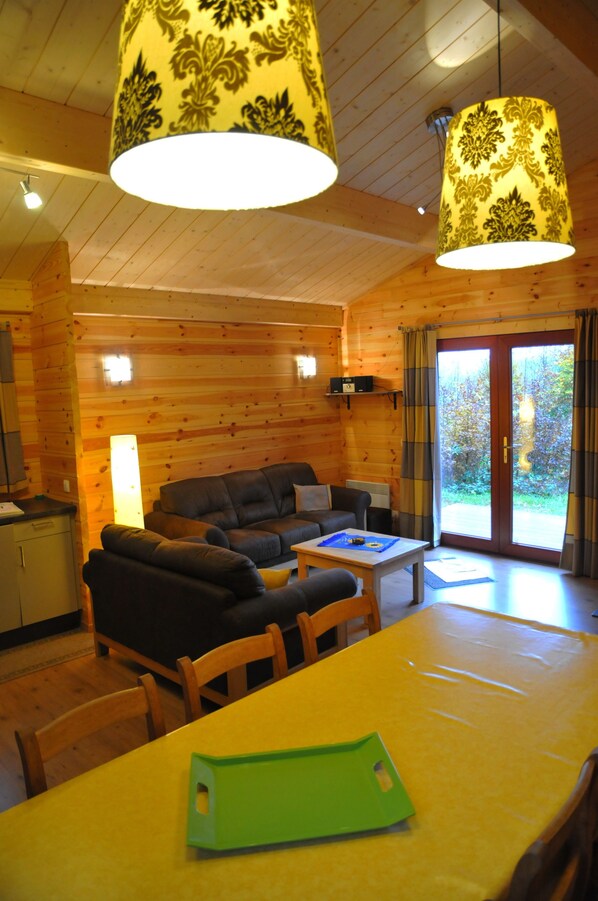 Chalet Confort, 3 chambres | Salle de séjour | Télévision