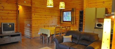 Chalet Confort, 3 chambres | Salle de séjour | Télévision