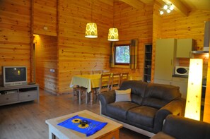 Comfort Chalet, 3 Bedrooms | Living room | TV - Abri Vert (Viroinval)
