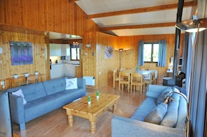 Comfort Chalet, 4 Bedrooms | Living area