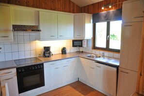 Comfort Chalet, 4 Bedrooms | Private kitchen