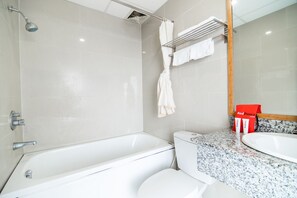 Superior kamer | Badkamer | Een douche, gratis toiletartikelen, handdoeken