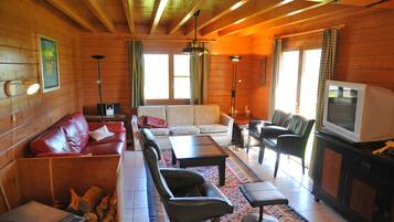 Comfort huis, 4 slaapkamers | Woonruimte | Flatscreentelevisie en een dvd-speler