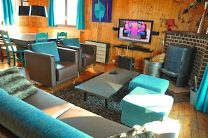 Comfort chalet, 5 slaapkamers | Woonkamer | Flatscreentelevisie en een open haard