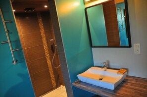 Comfort Chalet, 5 Bedrooms | Bathroom