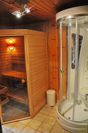 Comfort Chalet, 4 Bedrooms | Bathroom
