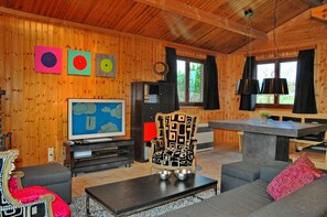 Comfort chalet, 4 slaapkamers | Woonruimte | Flatscreentelevisie en een dvd-speler