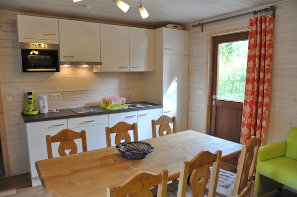 Comfort Chalet, 3 Bedrooms | In-room dining