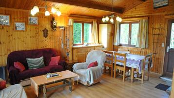 Chalet Confort, 2 chambres | Coin séjour | Télévision