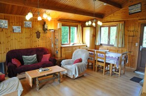Chalet Confort, 2 habitaciones | Zona de estar | Una televisión