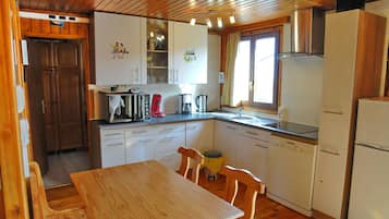 Comfort Chalet, 2 Bedrooms | Private kitchen | Fridge, microwave, oven, stovetop