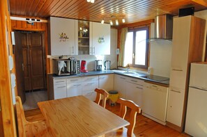 Comfort Chalet, 2 Bedrooms | Private kitchen | Fridge, microwave, oven, stovetop - Aux 4 Lanternes (Houyet)