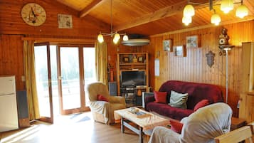 Comfort Chalet, 2 Bedrooms | Living area | TV