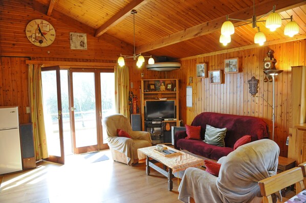 Comfort Chalet, 2 Bedrooms | Living area | TV - Aux 4 Lanternes (Houyet)