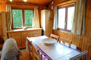 Chalet Confort, 2 habitaciones | Servicio de comidas en la habitación