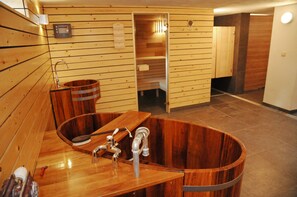 Comfort Chalet, 4 Bedrooms | Deep-soaking bathtub