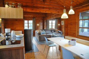 Comfort chalet, 4 slaapkamers | Dineren in de kamer