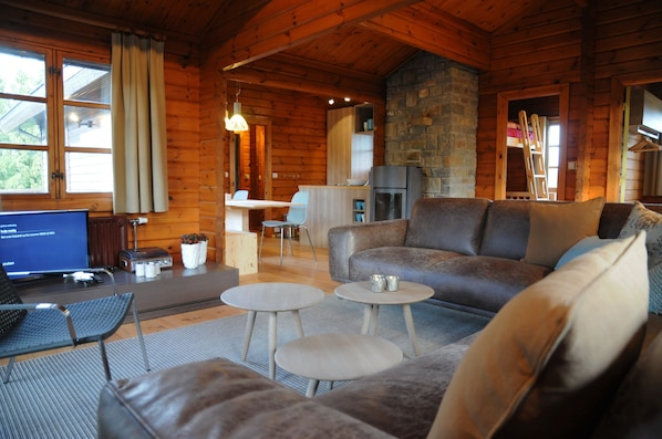 Comfort chalet, 4 slaapkamers | Woonruimte | Een flatscreentelevisie