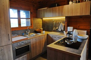 Stuga Comfort - 4 sovrum | Eget kök | Kylskåp, mikrovågsugn, ugn och spishäll