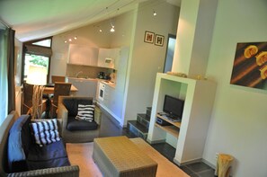 Comfort huis, 2 slaapkamers | Woonruimte | Flatscreentelevisie en een dvd-speler