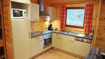Comfort Chalet, 3 Bedrooms | Private kitchen | Fridge, microwave, oven, stovetop