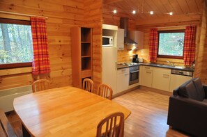 Comfort Chalet, 3 Bedrooms | In-room dining - Boshut (Aiseau-Presles)
