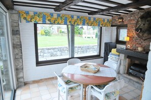 Comfort House, 3 Bedrooms | In-room dining