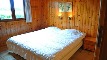 Comfort Chalet, 3 Bedrooms | 3 bedrooms, cots/infant beds