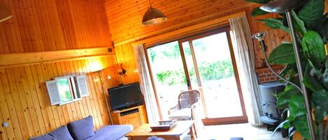 Chalet Confort, 3 chambres | Salle de séjour | Téléviseur