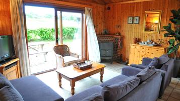 Comfort Chalet, 3 Bedrooms | Living room | TV