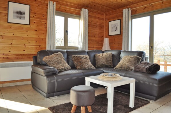 Comfort Chalet, 4 Bedrooms | Living room | TV, video game console, DVD player