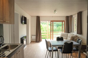 Comfort chalet, 2 slaapkamers | Dineren in de kamer