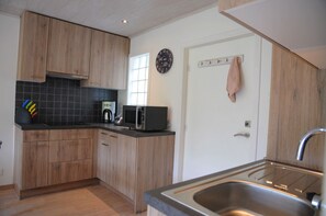 Comfort chalet, 2 slaapkamers | Privékeuken | Een koelkast, een microgolfoven, een oven, een kookplaat