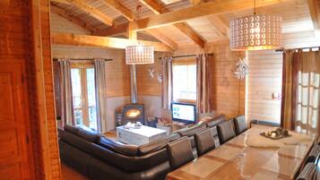 Comfort chalet, 4 slaapkamers | Woonruimte | Televisie
