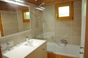 Comfort Chalet, 4 Bedrooms | Bathroom | Combined shower/tub - Chalet Mady (Erezee)