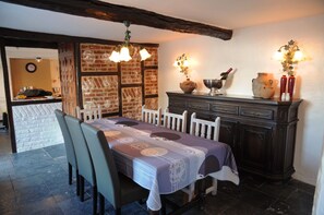 Comfort Cottage, 3 Bedrooms | In-room dining